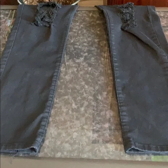 Men’s black ripped jeans. Size 33 - Picture 4 of 7